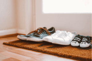 Tirar os Sapatos: Tradições e Etiqueta Que Você Precisa Conhecer