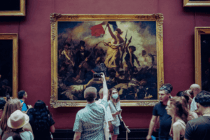 Louvre sob pressão: O museu mais visitado do mundo pede ajuda